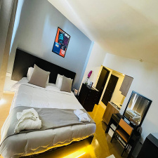 1 Night Stay in a Double Room or single Room For Single Or Couple On Weekends & Weekdays